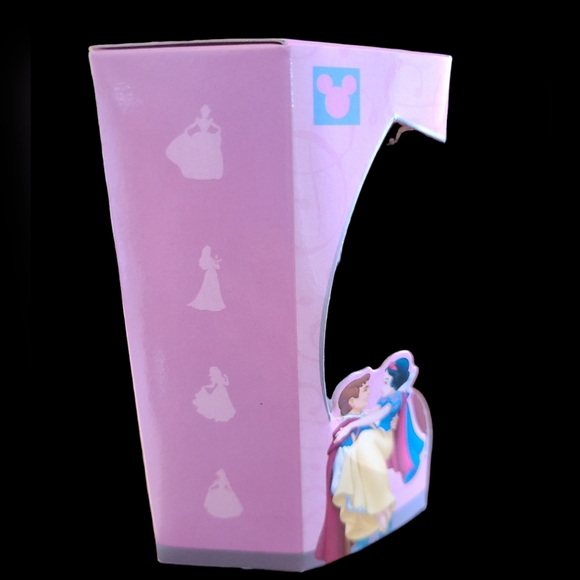 VINTAGE DISNEY PRINCESS SNOW WHITE HOLIDAY ORNAMENT WITH DOPEY AND OPENING DOOR - Picture 7 of 15